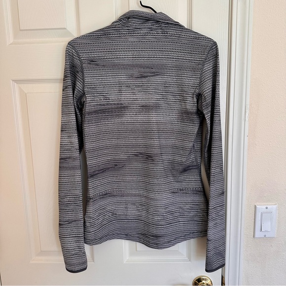 Women's Grey Nike Dri-fit fitted long sleeved 1/2 zip top size medium - Picture 5 of 5